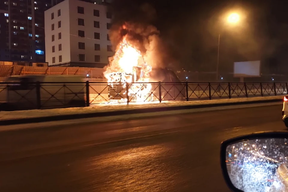 На Витебском проспекте в Петербурге сгорел мусоровоз. Фото: vk.com/spb_today