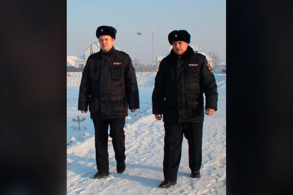 Полицейские Шарапов и Клишин, которые спасли замерзающего рыбака. Фото: МВД по Красноярскому краю