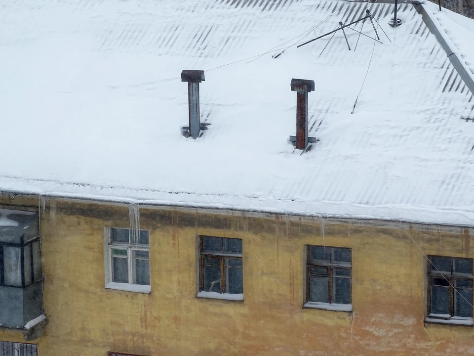В Липецке снег с крыши дома скидывали на прохожих