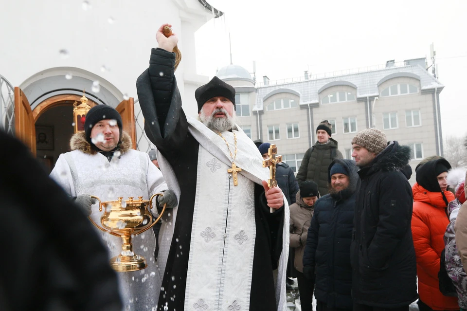 Вот уже несколько лет в Барнауле стал традицией молебен у красивой белоснежной часовенки