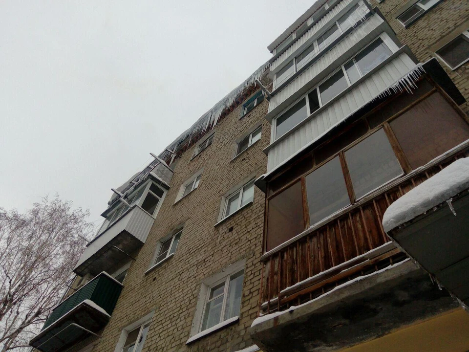 Большинство домов в Саратове не очищаются от снега и сосулек вовремя