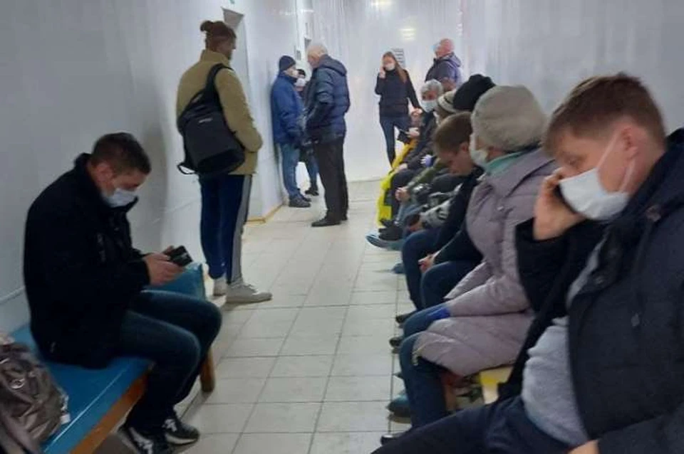 Очереди в поликлиниках растут.