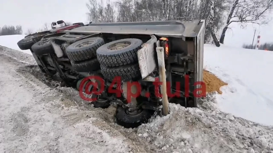 Под Тулой опрокинулся самосвал с песком
