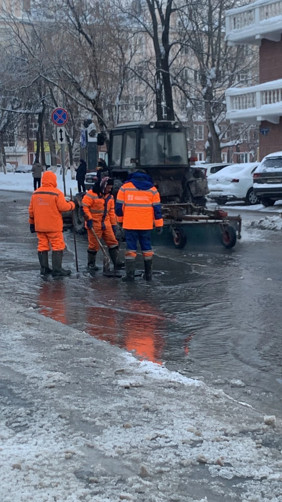 Утечка произошла из колодца с пожарным гидрантом.Фото: Нижегородский водоканал