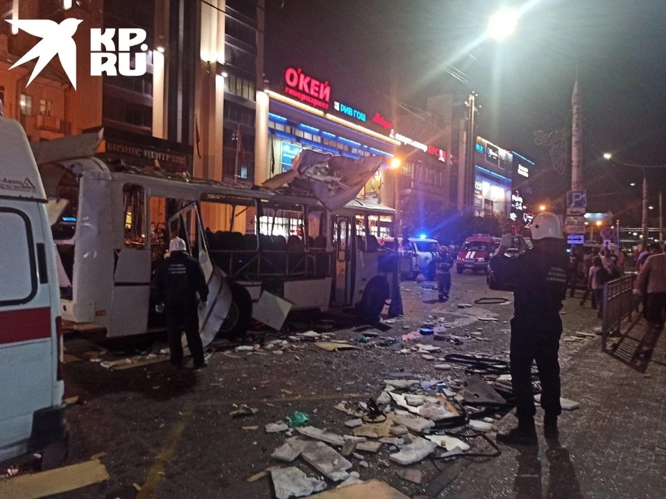 Взрыв случился на остановке у "Галереи Чижова".
