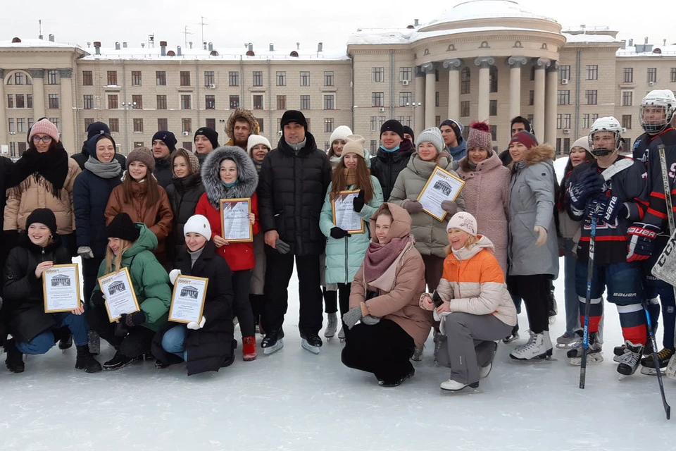 Встречать День студента на своем катке - добрая традиция СГУПСа. В центре - ректор СГУПСа Алексей Манаков.