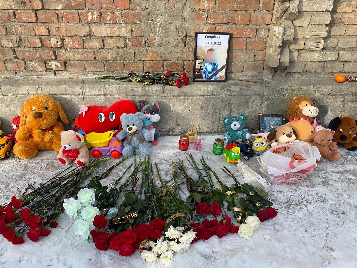 В Южноуральске Челябинской области организовали мемориал в память погибшего  на пожаре четырехлетнего мальчика - KP.RU