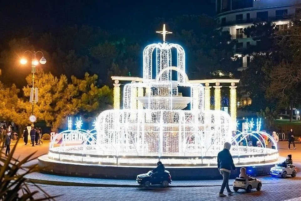 В Геленджике оставят новогоднюю подсветку. Фото: пресс-служба курорта.