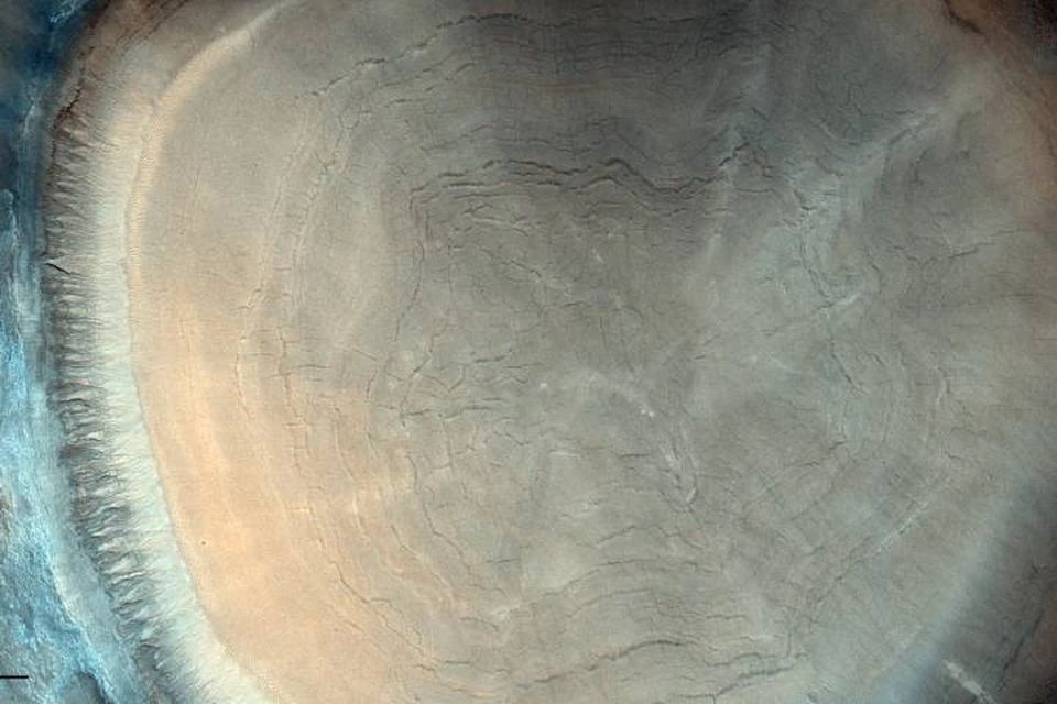 Такой вот "пень" : снимок с орбиты Марса.