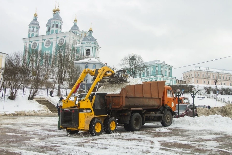 Полномасштабная уборка улиц от снега продолжается в Смоленске. Фото: пресс-служба администрации города.