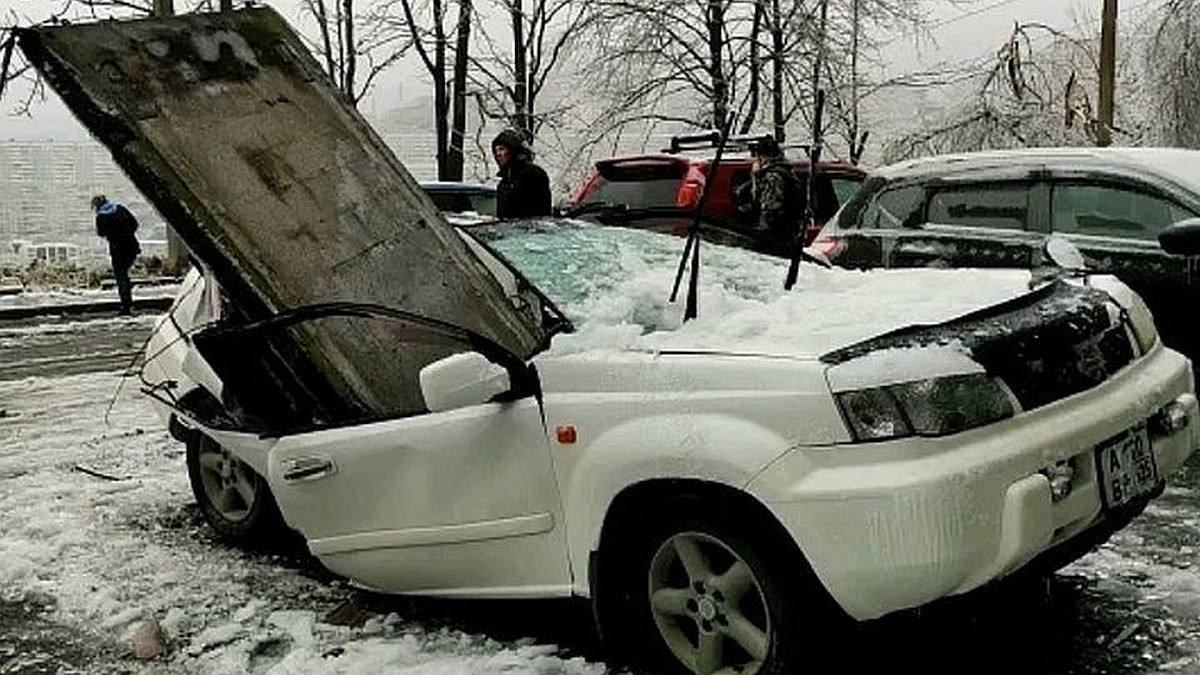 Дело о раздавленной плитой машине во Владивостоке наконец-то сдвинется с  мертвой точки - KP.RU