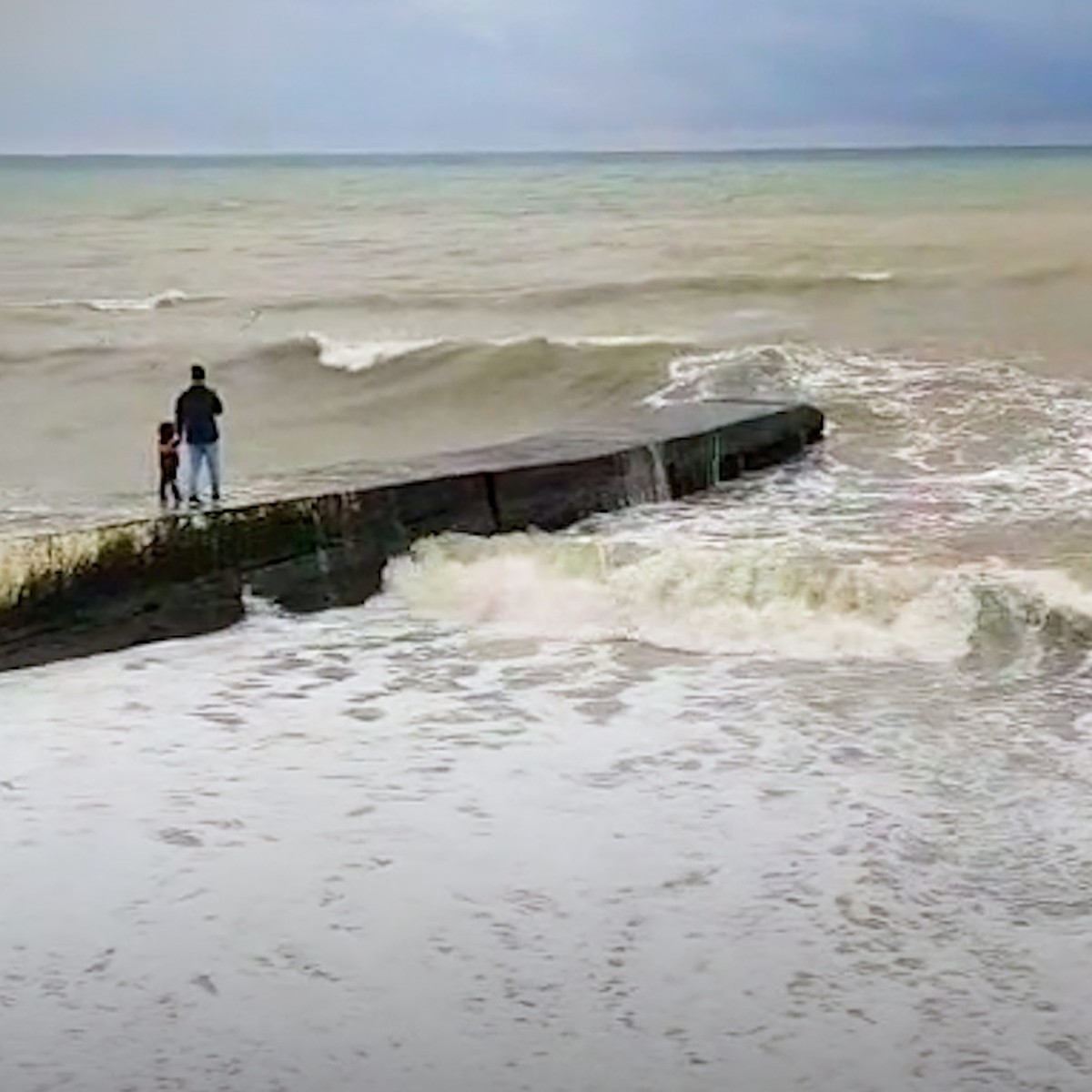 В Сочи огромная волна чуть не смыла в штормовое море отца с ребенком - KP.RU