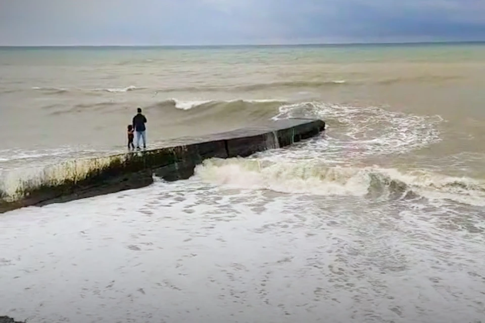 Девушку в сочи унесло волной. Шторм на черном море смыло насыпь. Лоо Азовская смыло в море. 60 - 70 Большая волна смыла Голубицкую. Сахалин море плохая погода реальное фото.