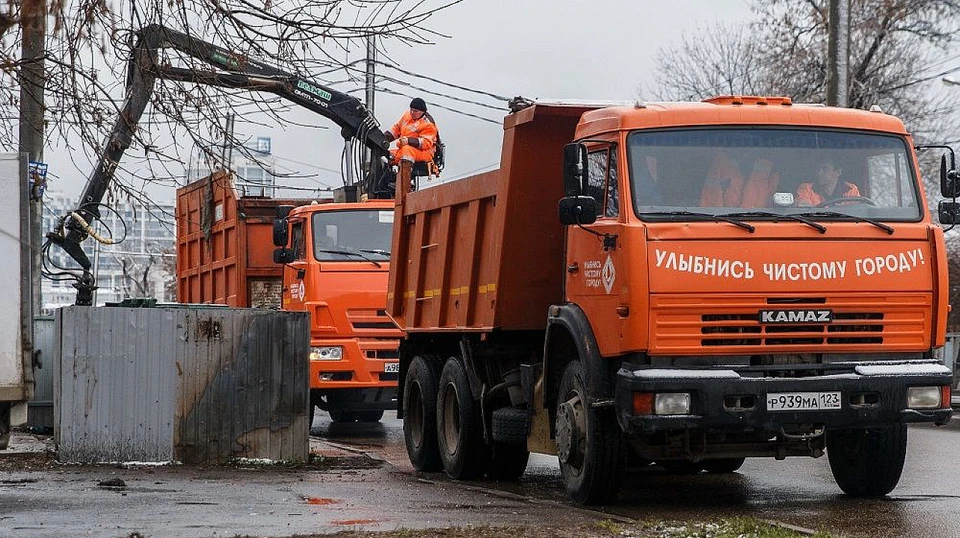 В Краснодаре продолжают убирать от мусора контейнерные площадки Фото: пресс-служба городской администрации