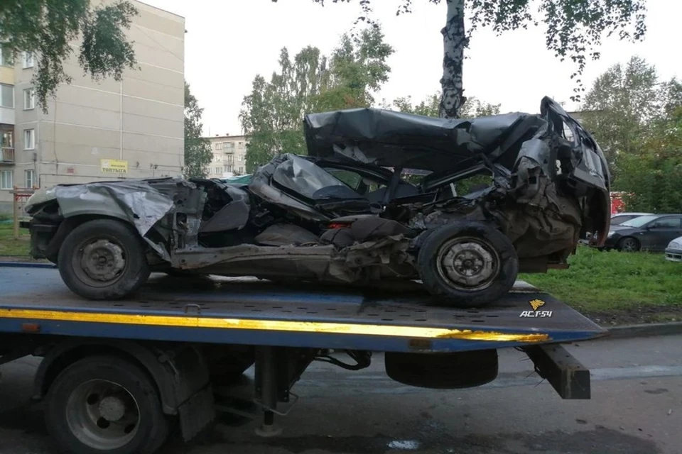Иномарка на высокой скорости врезалась в припаркованный автомобиль