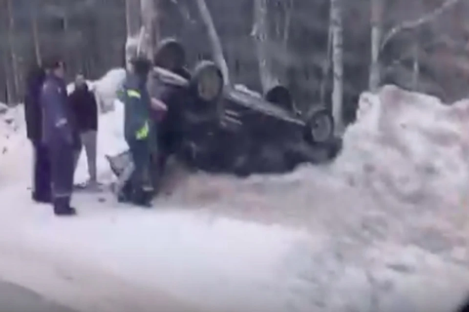 Машину занесло в сугроб и он перевернулся. Фото: стоп-кадр с видео