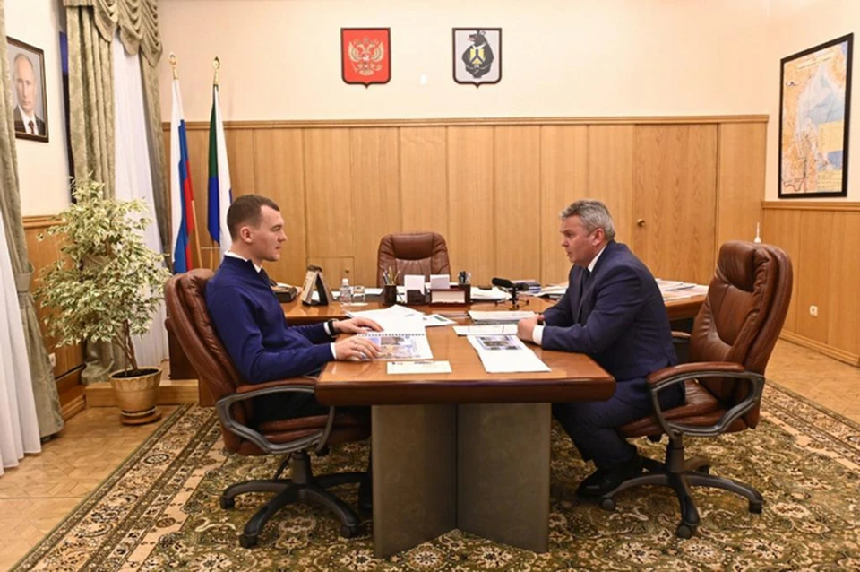 Губернатор Хабаровского края Михаил Дегтярев беседует с главой Хабаровского района Александром Яцем