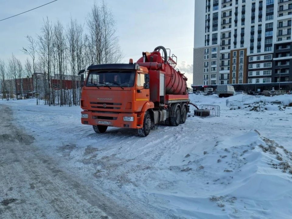 В Тюмени ассенизаторы сливают сточные воды в колодцы около жилых домов.