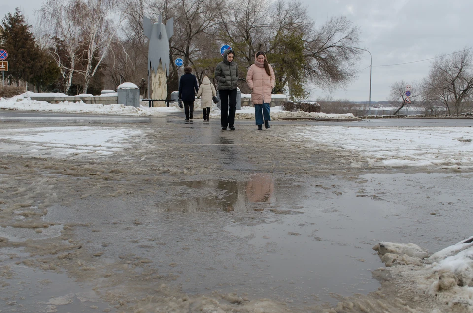 Тротуары со ржавым снегом и льдом в Волгограде вряд ли могут кому-то понравиться