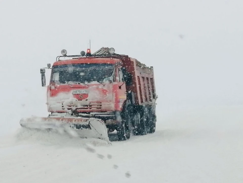 На борьбу со снегом брошены все силы. Фото: instagram.com/azarov.life