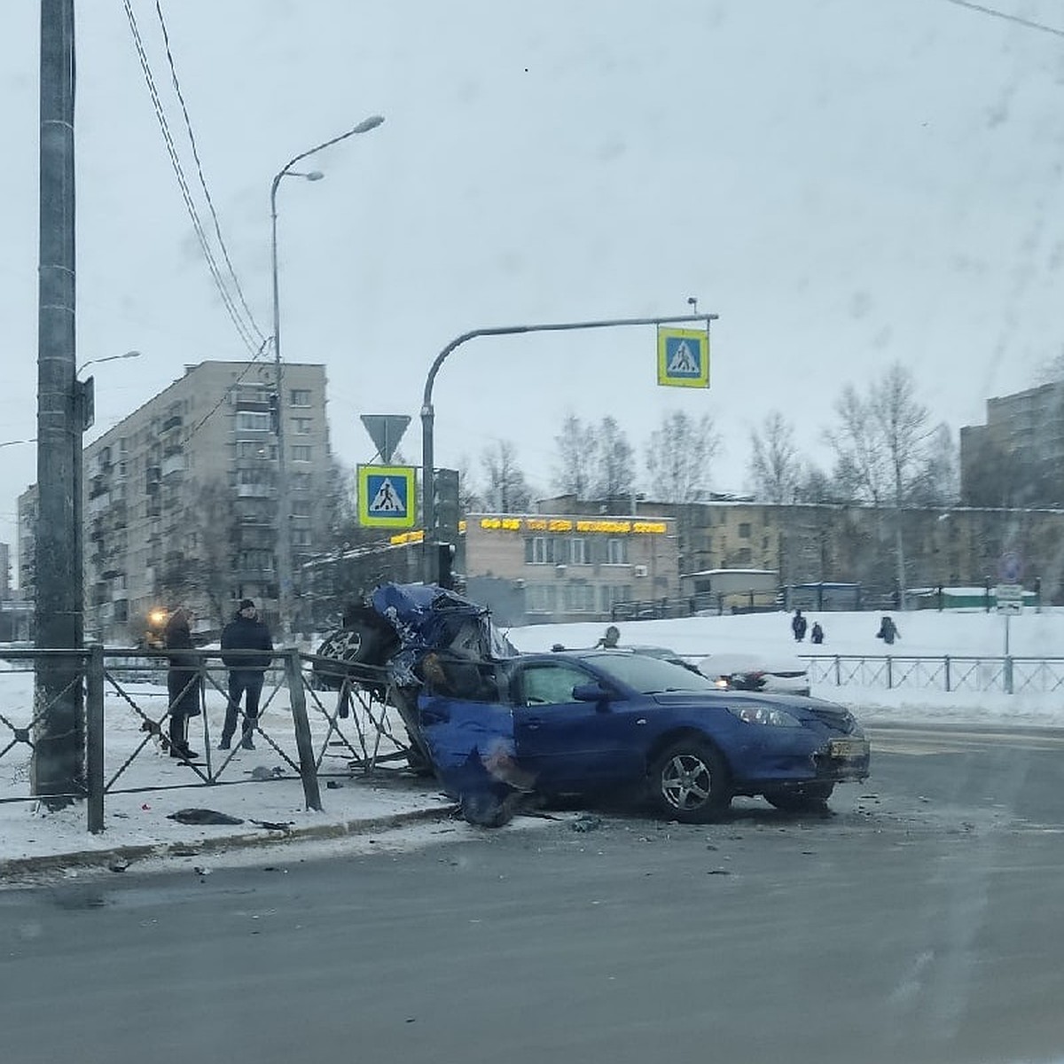 Мазду» порвало надвое в ДТП на проспекте Стачек - KP.RU