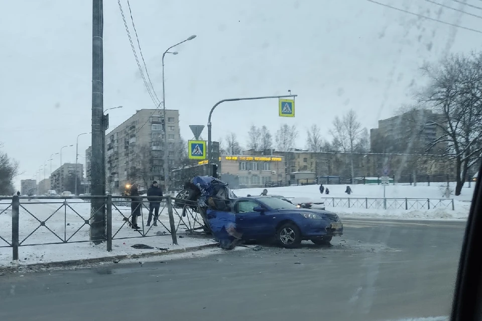 От машины осталась лишь груда железа. Фото: vk.com/spb_today