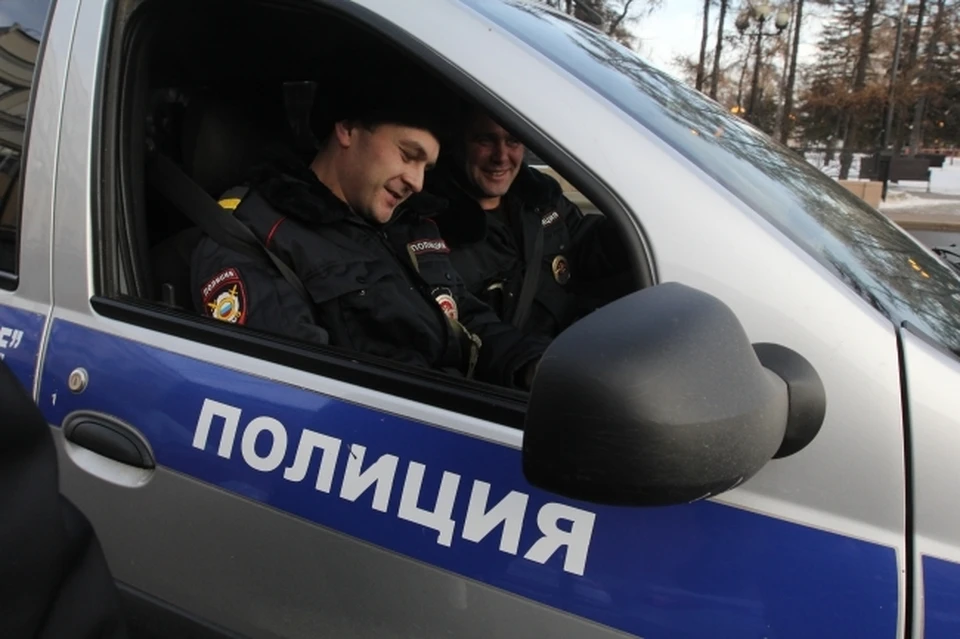 Сотрудник внутренних дел прибыл по адресу переулок Заозерный 16/2 из-за жалоб жильцов дома.