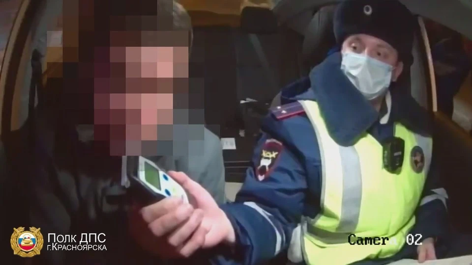 В Красноярске пьяный отец посадил двух детей и повез за сладостями. Стоп-кадр видео