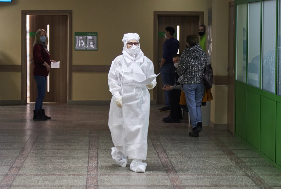 Врачи заболевают и уходят на карантин из-за этого в коридорах медучреждений растут очереди