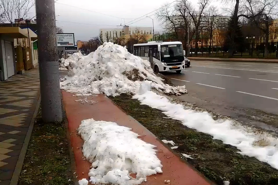 Объезжать преграду велосипедистам приходится по дороге. Фото: кадр из видео.