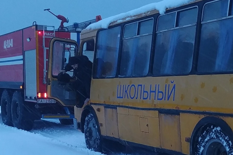 Автобус застрял в снегу на неочищенной дороге. Фото: МЧС