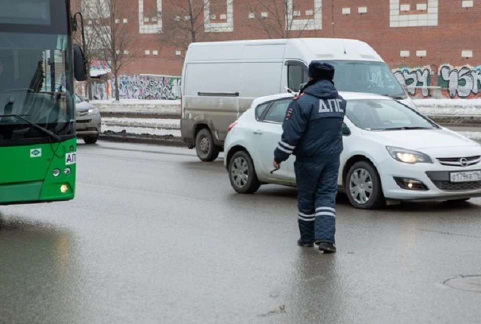 Угонщик автобуса пытался сбежать от полиции, когда вышел из транспорта. Фото: МО МВД «Кушвинский»