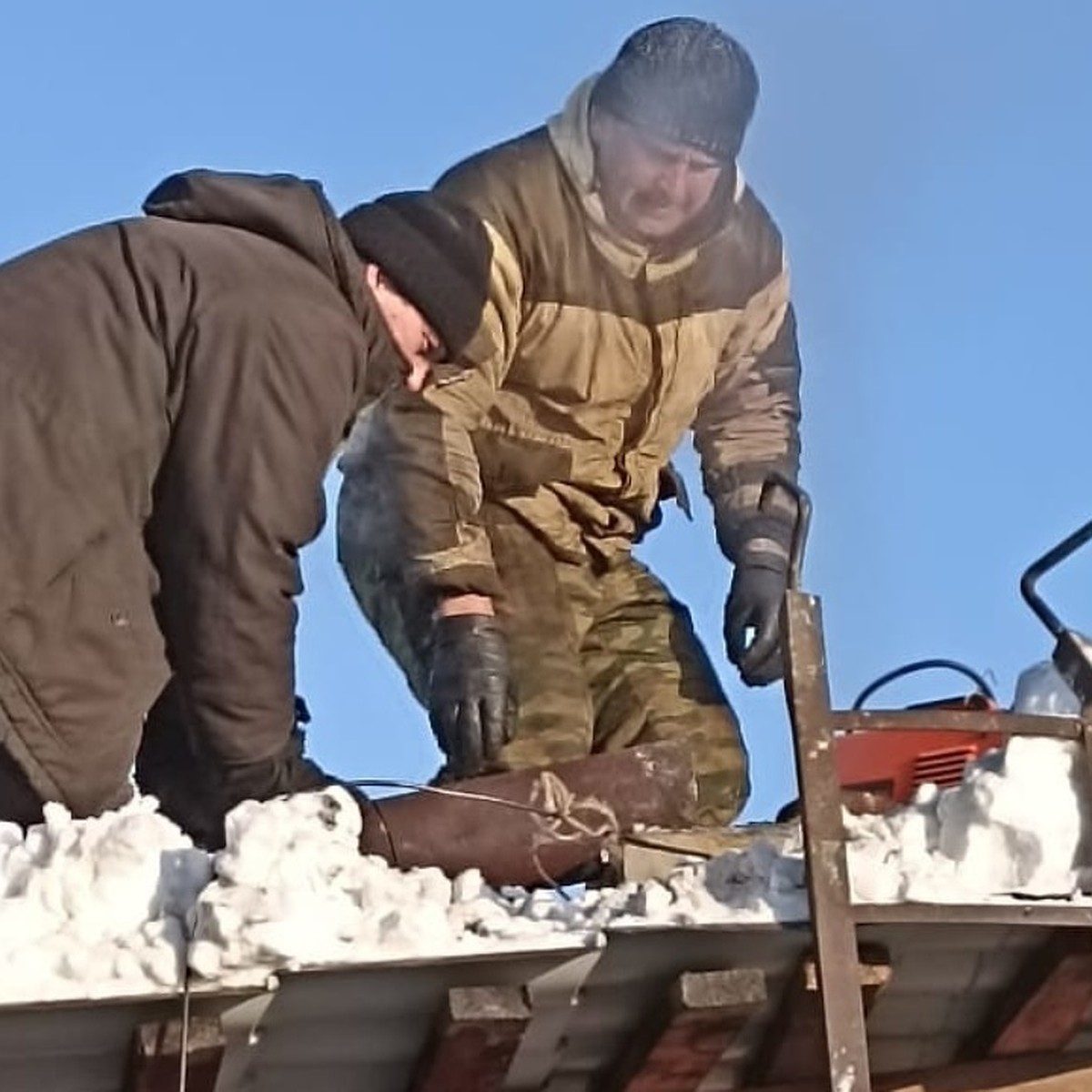 Пожарные отремонтировали печь в доме одинокой мамы с детьми в Тулуне - KP.RU