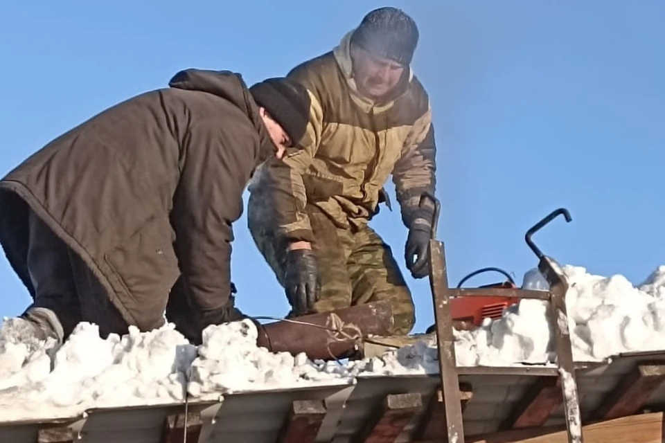 Пожарные отремонтировали печь в доме одинокой мамы с детьми в Тулуне.