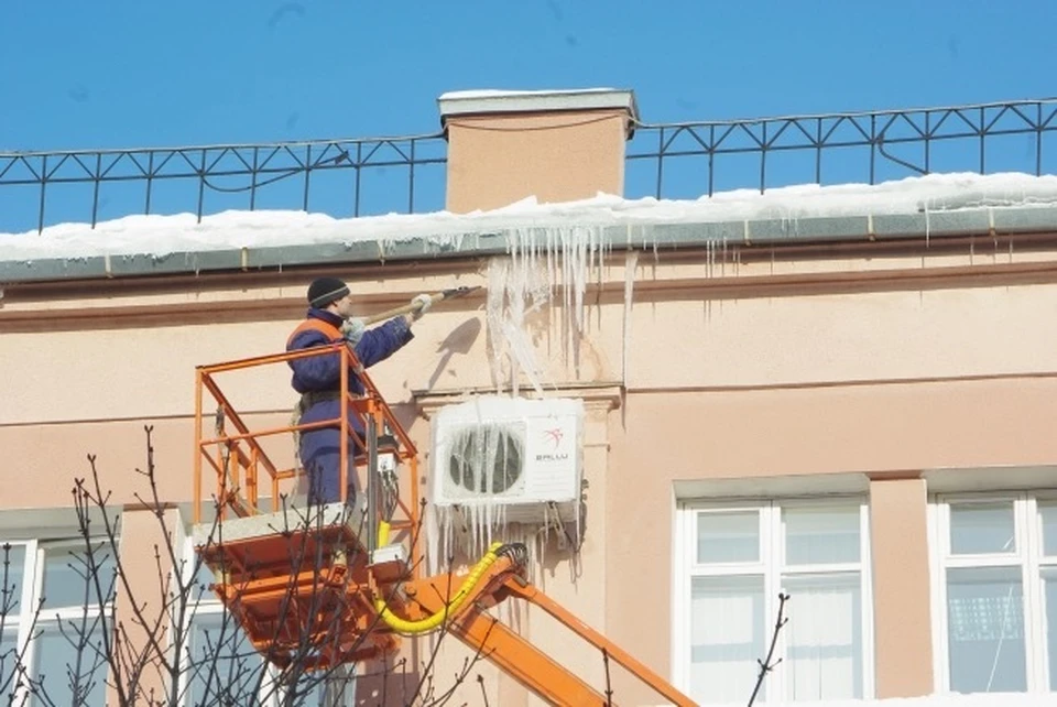 В Смоленске организовали проверку после протекания крыши в многоквартирных домах.