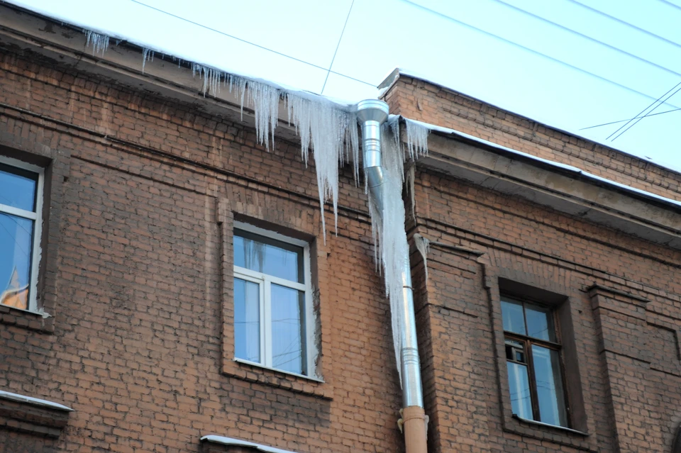 Санкт петербург упал дом. Глыба льда на крыше. Глыба льда на крыше дома. Ледяная глыба в Петербурге упала.