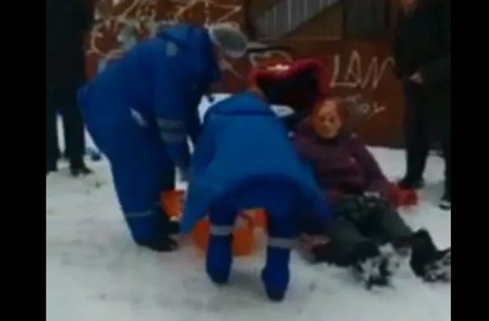 На пенсионерку в Ярославле упала снежная глыба. Скриншот с видео