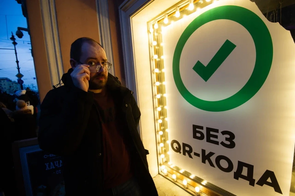 В Петербурге полиция выехала на вызов об отсутствии проверок QR-кодов в шаверме.