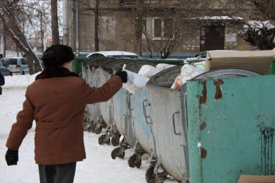 Для того, чтобы выкинуть мусор кировчанам приходится выходить на проезжую часть