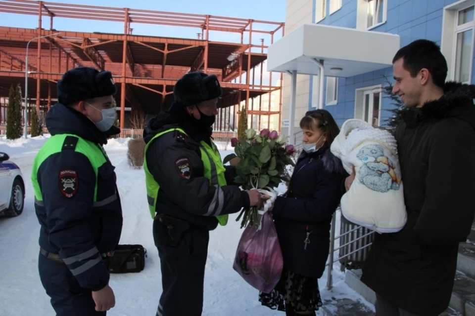 Полицейские пришли поздравить молодую маму на выписку