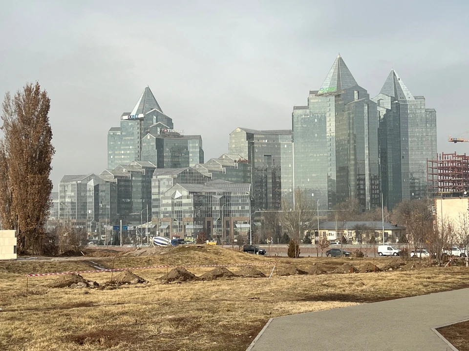 Город Алма-Ата, бизнес-центр на проспекте Аль-Фараби.