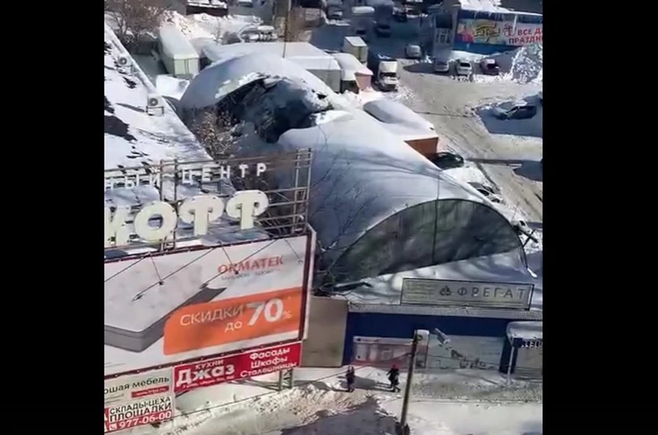 Обрушение крыши ангара у ТЦ "Мягкофф" встревожило горожан. Фото: скрин видео
