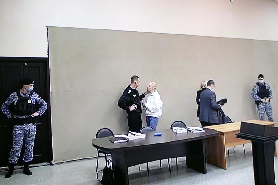 Во время перерыва Навальный вышел из-за стола - никакой клетки в этом зале не было... Его жена Юлия подошла к нему, супруги обнялись и даже поцеловались