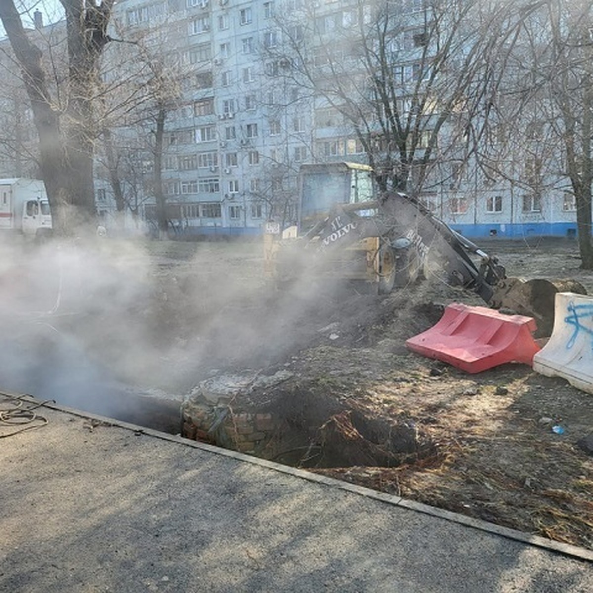 В Ростове на Западном из-за коммунальной аварии в домах снизили подачу  тепла - KP.RU