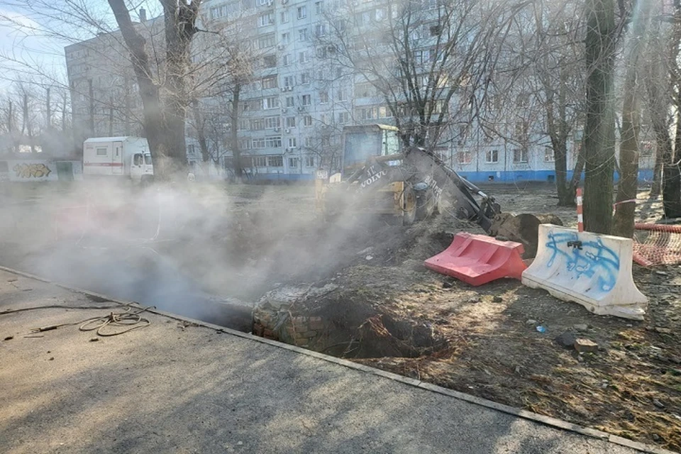 На месте происшествия работают две аварийные бригады. Фото: сайт администрации Ростова.