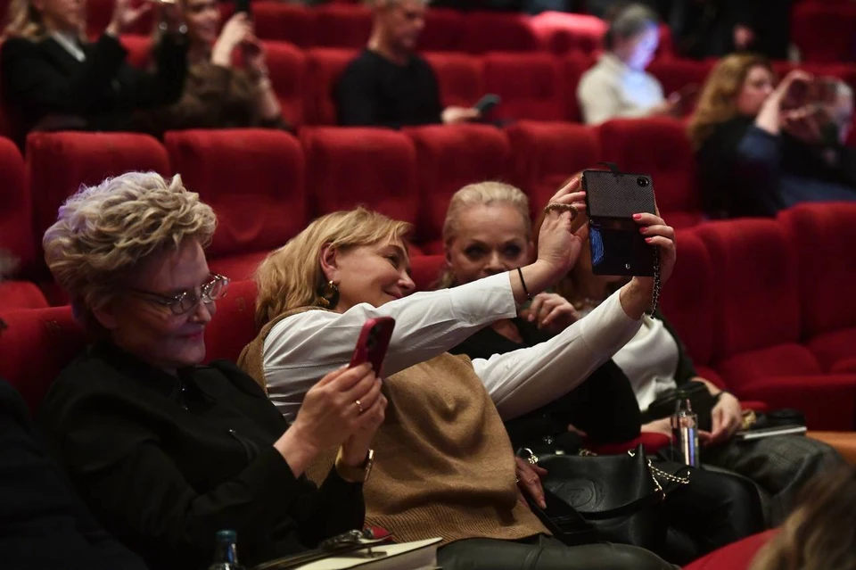 Елена Малышева, Арина Шарапова и Лариса Долина на премьере фильма "Одиннадцать молчаливых мужчин".