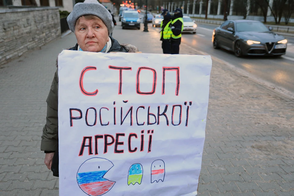 Участница политического пикета у стен посольства России в Варшаве.