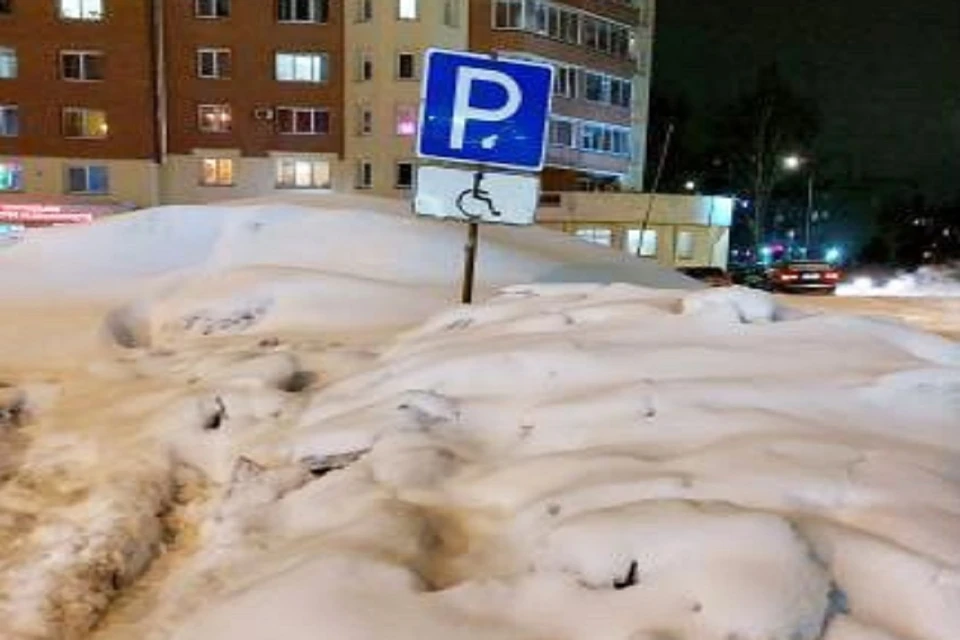 Новосибирцы пожаловались на парковку для инвалидов, заваленную снегом. Фото: "АСТ-54".
