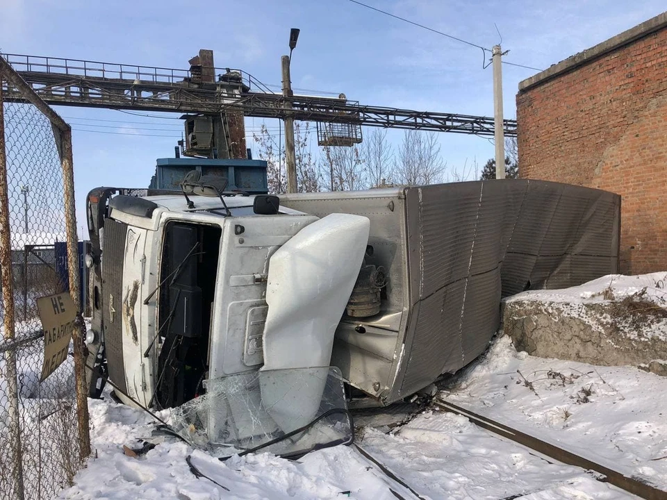 Два пассажира грузовика пострадали в ДТП с тепловозом в Иркутске
