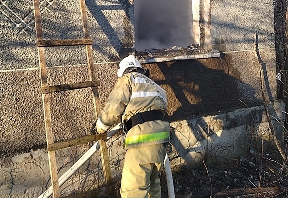 Обнаружив очаг, крымские пожарные оперативно провели боевое развертывание и приступили к ликвидации огня. Фото: mchs.rk.gov.ru